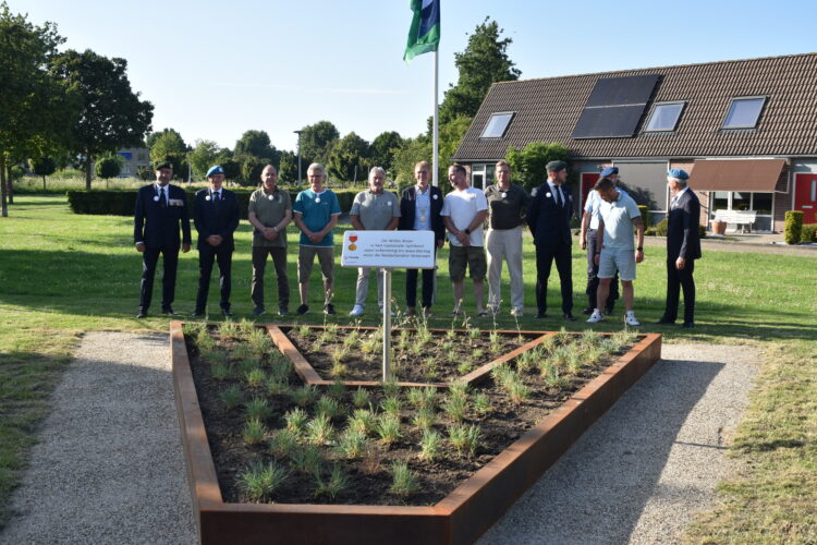 Witte Anjer Perk onthuld in Zaltbommel als eerbetoon aan veteranen