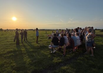 Uitverkochte voorstelling ‘Iets met Boeren’ brengt inwoners en gebiedspartijen samen in Almkerk