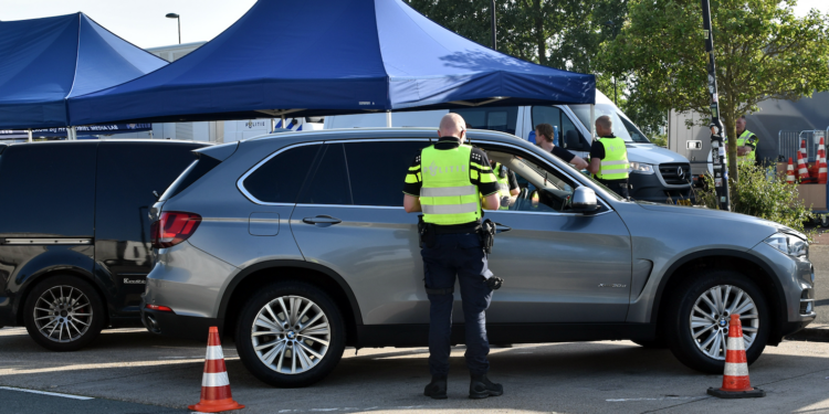 Grootschalige controleactie op parkeerplaats A2 bij Bruchem