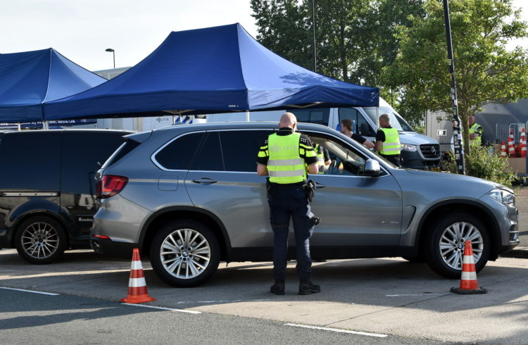 Grootschalige controleactie op parkeerplaats A2 bij Bruchem
