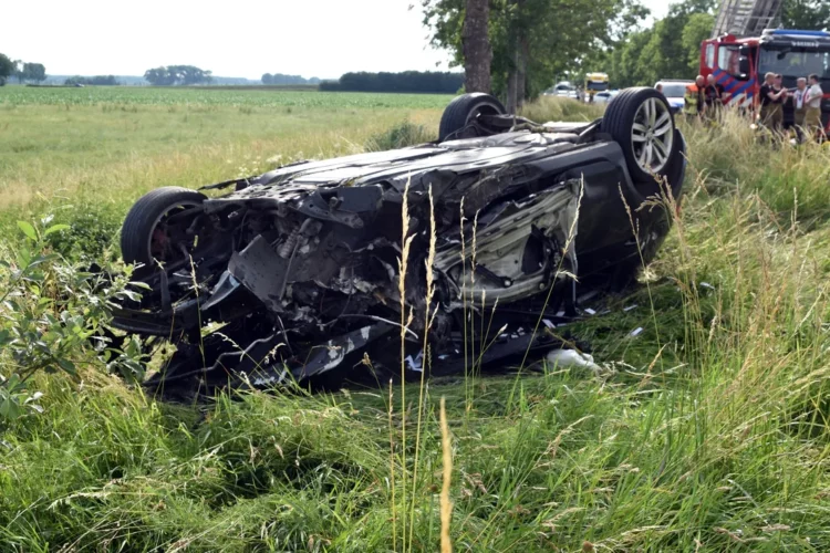 Bestuurder zwaargewond na ernstig ongeval op N267 bij Veen