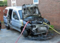 Brand verwoest voorkant van bedrijfswagen in Hedel