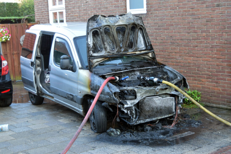 Brand verwoest voorkant van bedrijfswagen in Hedel