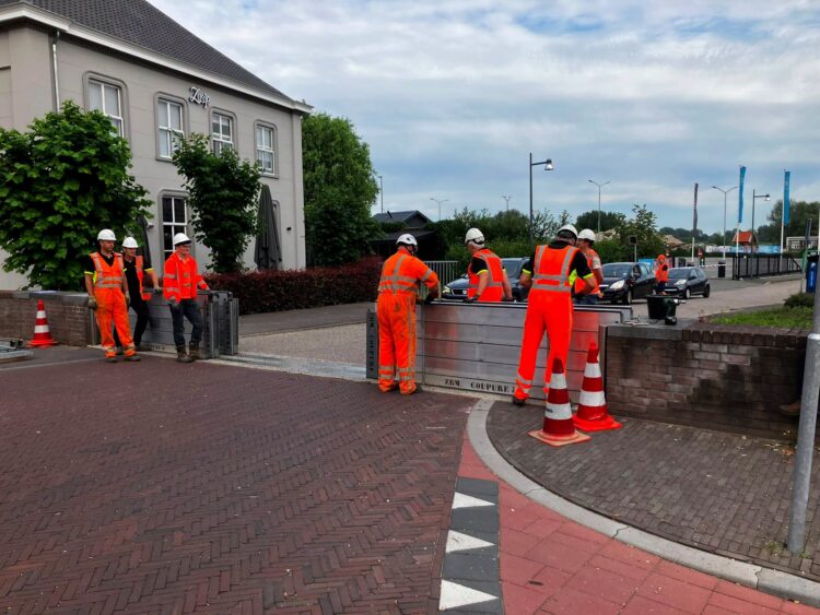 Waterschap oefent afsluiten van coupures in Zaltbommel