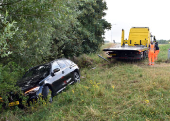 BMW gestolen bij autobedrijf in Rossum, voertuig teruggevonden na crash in Hurwenen