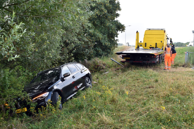 BMW gestolen bij autobedrijf in Rossum, voertuig teruggevonden na crash in Hurwenen