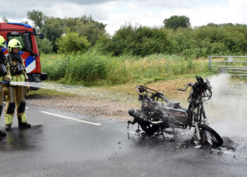 Gloednieuwe motor vliegt direct na aankoop in brand op N322 bij Brakel