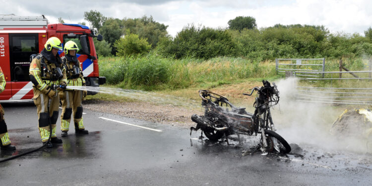 Gloednieuwe motor vliegt direct na aankoop in brand op N322 bij Brakel