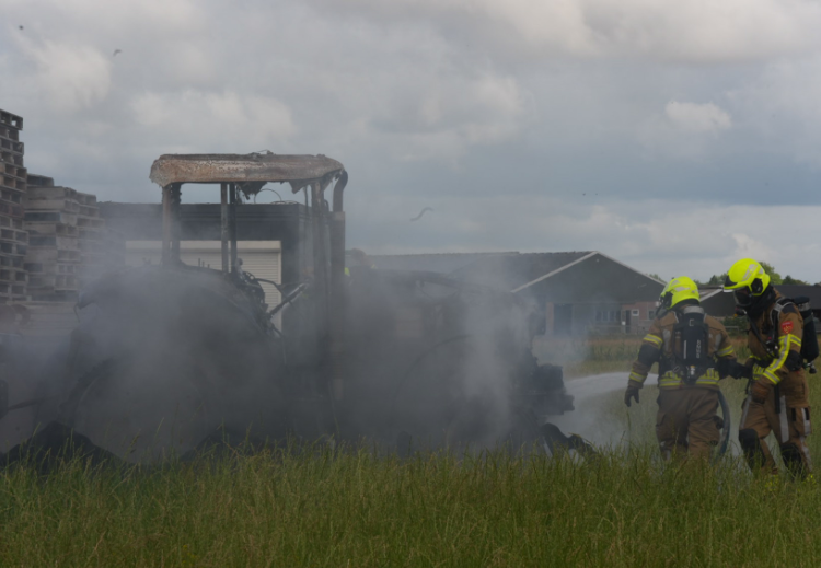 Tractor zwaar beschadigd door brand bij bedrijf in Dussen