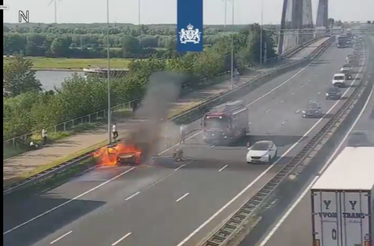 Auto vliegt in brand op A2 bij Zaltbommel, lange file richting Den Bosch