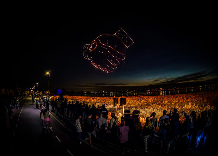 [Fotoserie] Honderden bezoekers genieten van indrukwekkende droneshow tijdens Havendagen Werkendam