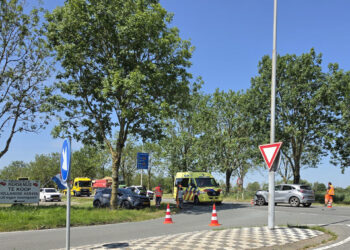 Aanrijding op N322 bij Nieuwendijk, twee personen nagekeken door ambulance