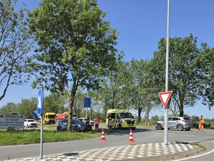 Aanrijding op N322 bij Nieuwendijk, twee personen nagekeken door ambulance