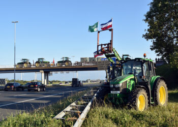 Boeren protesteren langs A2 bij Bruchem tegen stikstofplannen