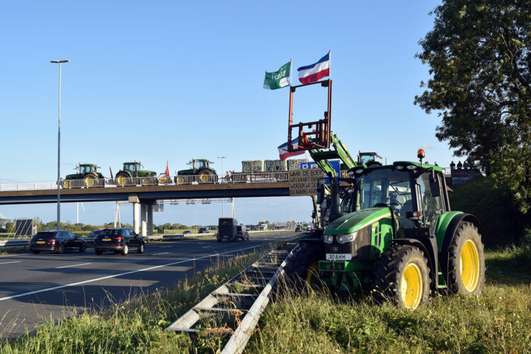 Boeren protesteren langs A2 bij Bruchem tegen stikstofplannen