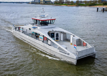 Extra watertaxi’s en ponten brengen bezoekers naar Gorcums Hippiefestival