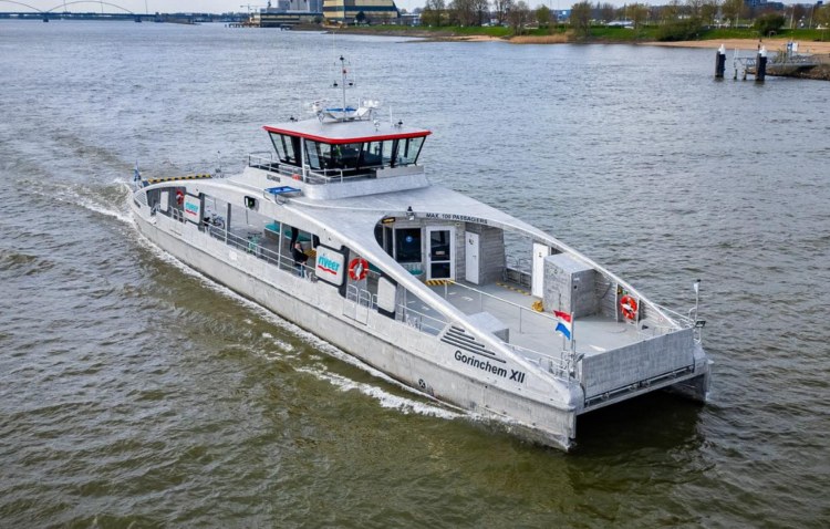 Extra watertaxi’s en ponten brengen bezoekers naar Gorcums Hippiefestival