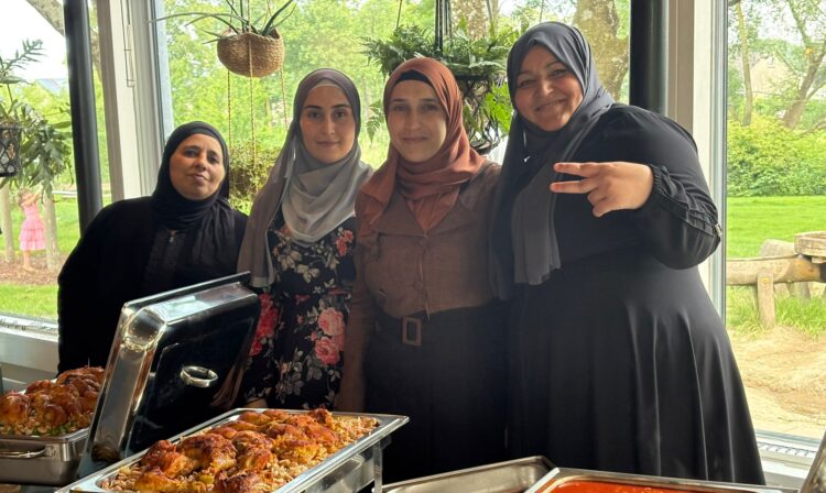 Wereldkeuken brengt inwoners en nieuwkomers samen tijdens diner in Giessen