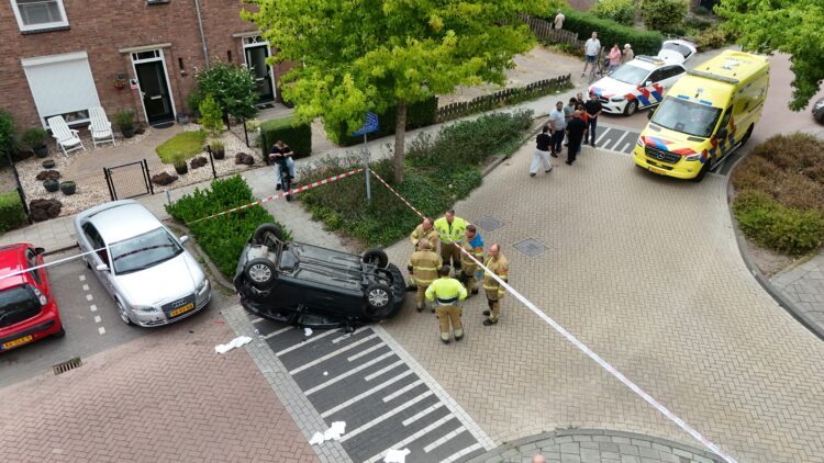 Vrouw en kind naar ziekenhuis na ongeval in Oudheusden, auto op kop