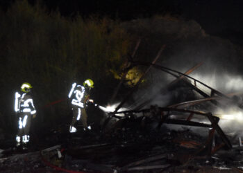 Houten chalet volledig verwoest bij brand in Poederoijen
