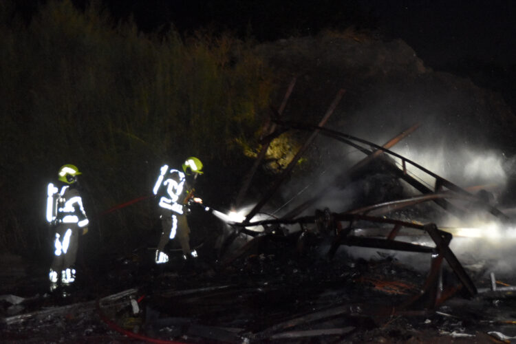Houten chalet volledig verwoest bij brand in Poederoijen
