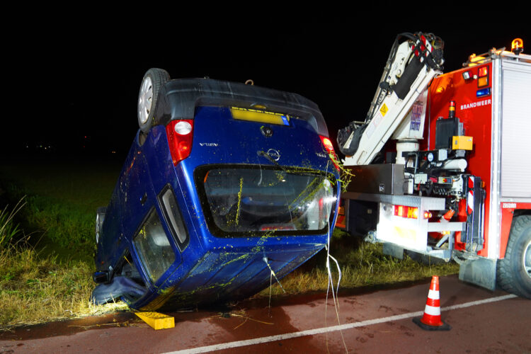 Auto te water in Bruchem, twee inzittenden ongedeerd teruggevonden