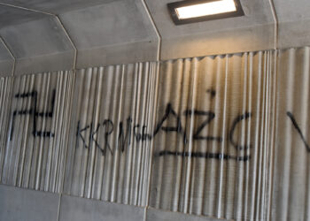 Hakenkruizen en anti-AZC teksten aangetroffen in nieuwe fietstunnel Zaltbommel