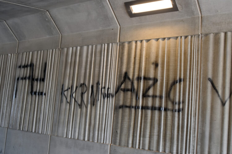 Hakenkruizen en anti-AZC teksten aangetroffen in nieuwe fietstunnel Zaltbommel