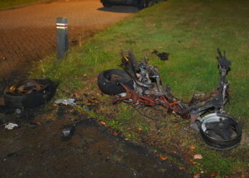 Scooter brandt uit op kruising in Wijk en Aalburg, vermoedelijk aangestoken