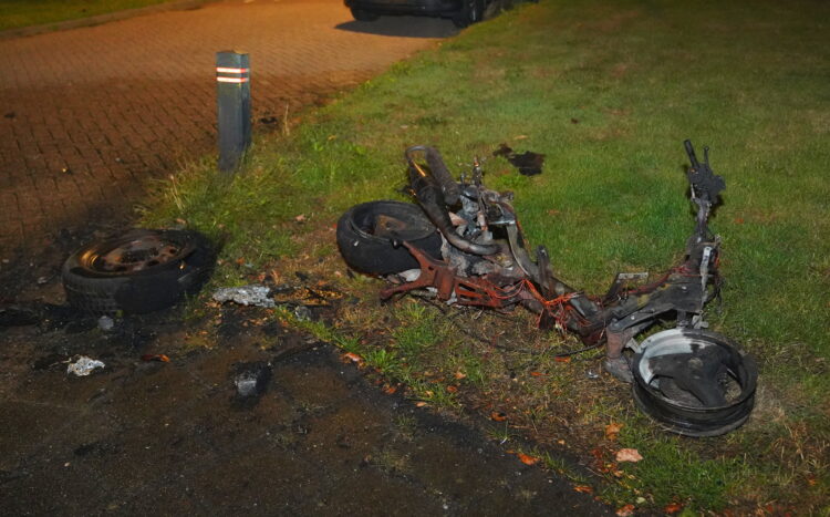 Scooter brandt uit op kruising in Wijk en Aalburg, vermoedelijk aangestoken