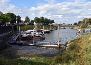 Waterstand Waal zakt bij Zaltbommel naar nieuw historisch dieptepunt