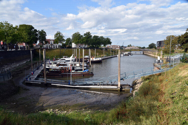 Waterstand Waal zakt bij Zaltbommel naar nieuw historisch dieptepunt