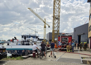 Brand in bekabeling binnenvaartschip haven Werkendam snel geblust