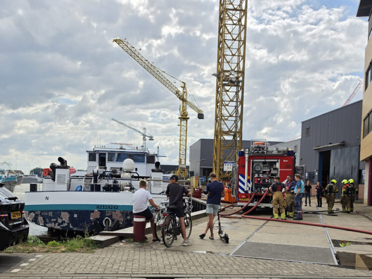 Brand in bekabeling binnenvaartschip haven Werkendam snel geblust