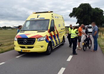 Fietser uit Heesbeen gewond bij aanrijding met busje op Bergsche Maasdijk
