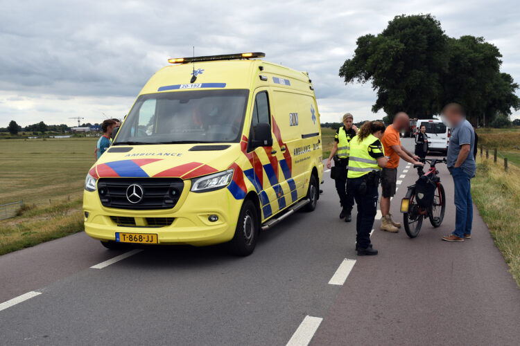 Fietser uit Heesbeen gewond bij aanrijding met busje op Bergsche Maasdijk