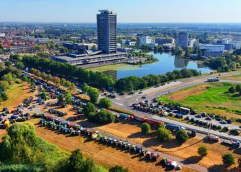 Boeren en loonwerkers uit Bommelerwaard en Altena demonstreren bij provinciehuis Den Bosch