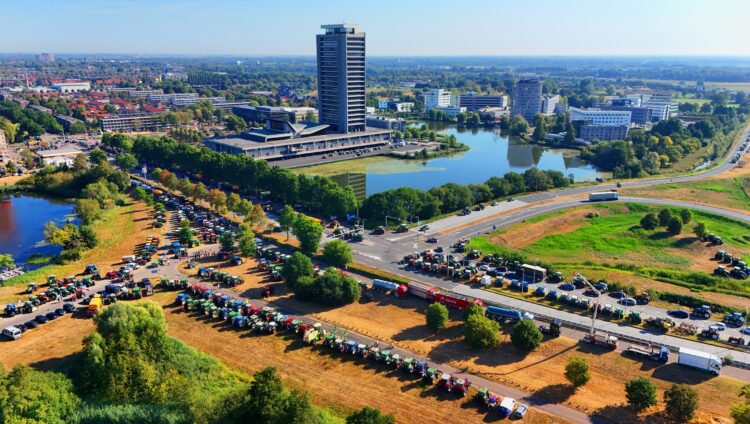 Boeren en loonwerkers uit Bommelerwaard en Altena demonstreren bij provinciehuis Den Bosch