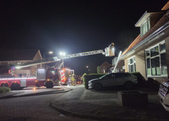 Brand in dak woning Kastanjelaan Sleeuwijk, ladderwagen uit Gorinchem ingezet