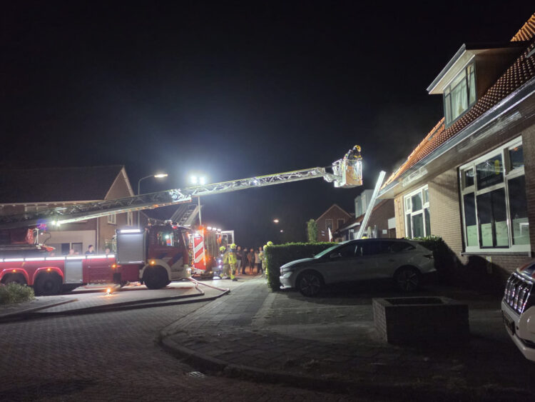 Brand in dak woning Kastanjelaan Sleeuwijk, ladderwagen uit Gorinchem ingezet