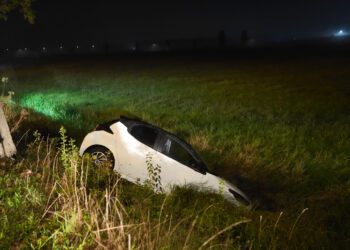 Auto belandt in sloot langs Neer-Andelseweg in Andel