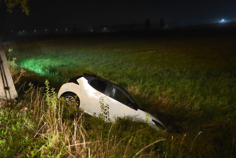Auto belandt in sloot langs Neer-Andelseweg in Andel