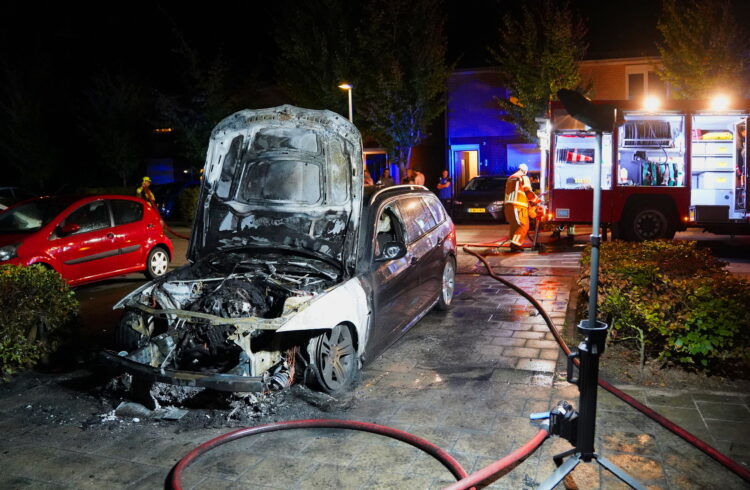 BMW uitgebrand aan Kruisstraat in Kerkdriel, politie gaat uit van brandstichting