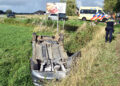 Twee auto’s botsen op kruising Achterdijk Hedel, één voertuig in sloot