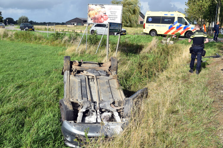 Twee auto’s botsen op kruising Achterdijk Hedel, één voertuig in sloot